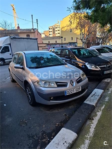 Usado Renault Mégane II Dynamique 105 CV (77 kW) 2008 Gris / plata Berlina