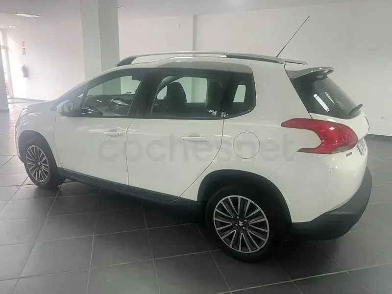 Usado Peugeot 2008 Allure 100 CV (73 kW) 2015 Marrón SUV