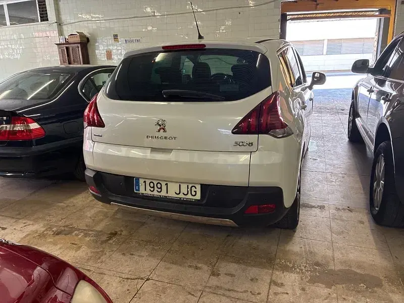 Usado Peugeot 3008 Style 120 CV (88 kW) 2015 Blanco Familiar