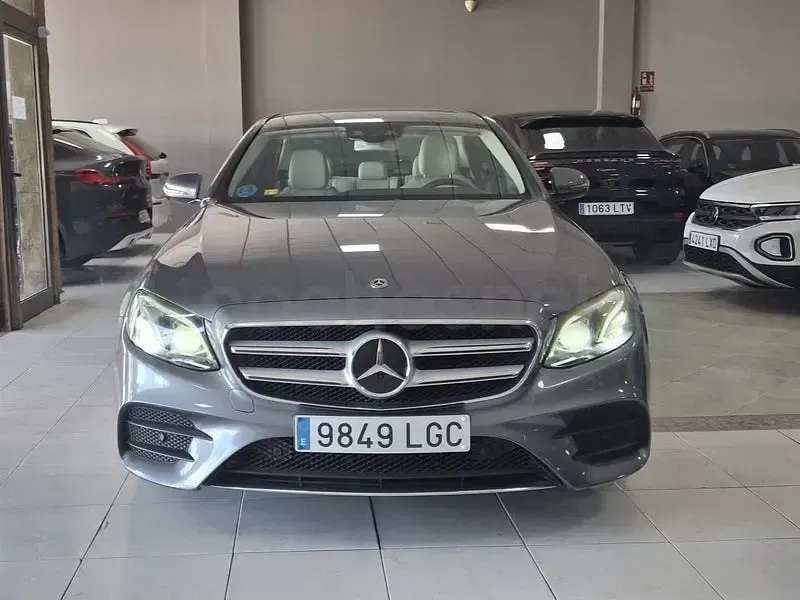 Usado Mercedes E220 194 CV (142 kW) 2020 Gris / plata Berlina