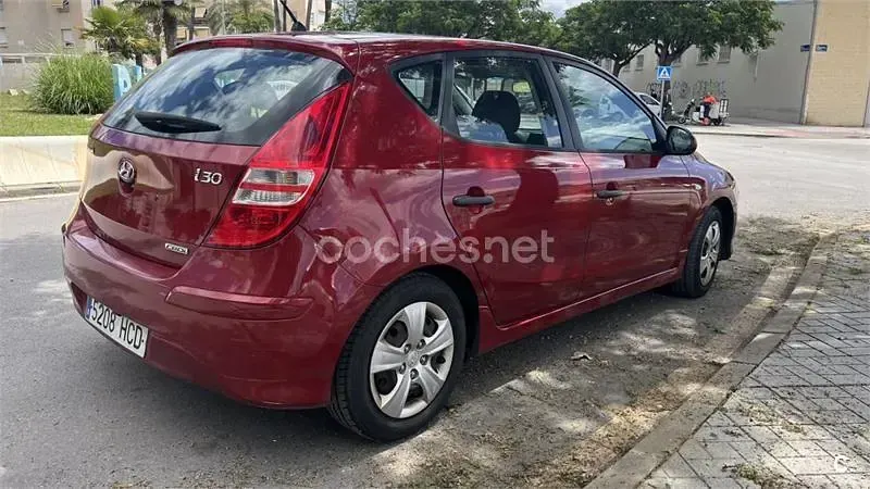 Usado Hyundai i30 Classic 90 HP (66 kW) 2011 Vermelho Sedan