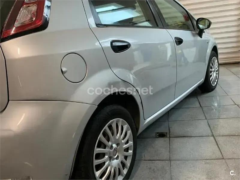 Usado Fiat Punto Pop 77 CV (56 kW) 2012 Gris / plata Utilitario