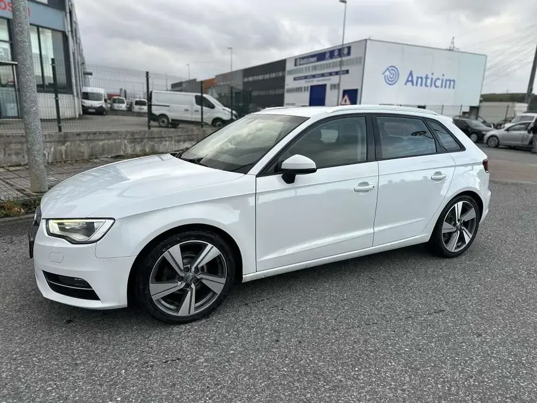 Usado Audi A3 Sportback Ambition 150 CV (110 kW) 2013 Blanco Utilitario