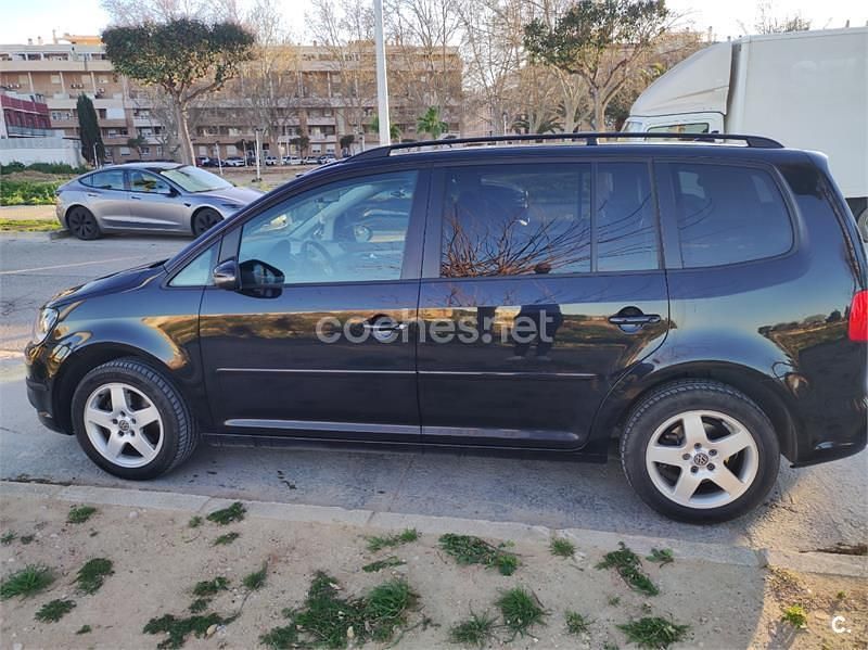 Usado VW Touran Advance 105 CV (77 kW) 2012 Negro Monovolumen