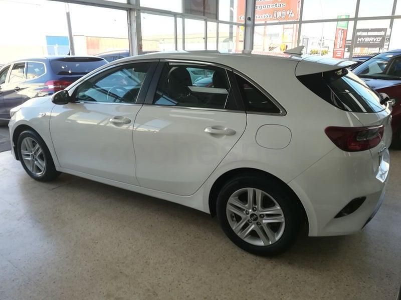 Usado Kia Ceed 120 CV (88 kW) 2021 Blanco Utilitario