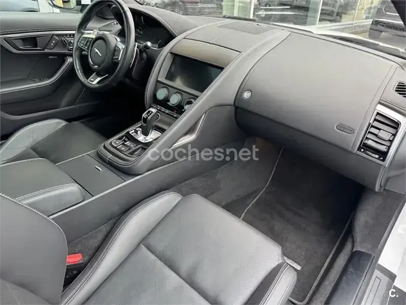 Usado Jaguar F-Type R 575 CV (422 kW) 2020 Blanco Coupe