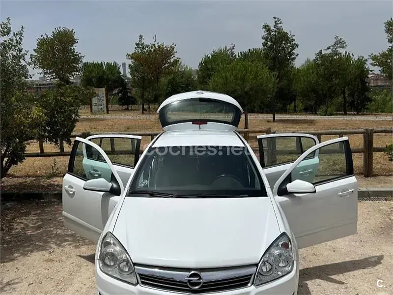Usado Opel Astra Edition 110 CV (80 kW) 2009 Blanco Berlina