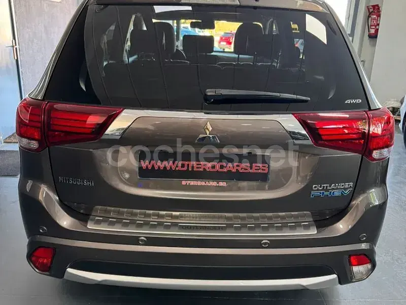 Usado Mitsubishi Outlander P-HEV 203 CV (149 kW) 2016 Gris / plata SUV