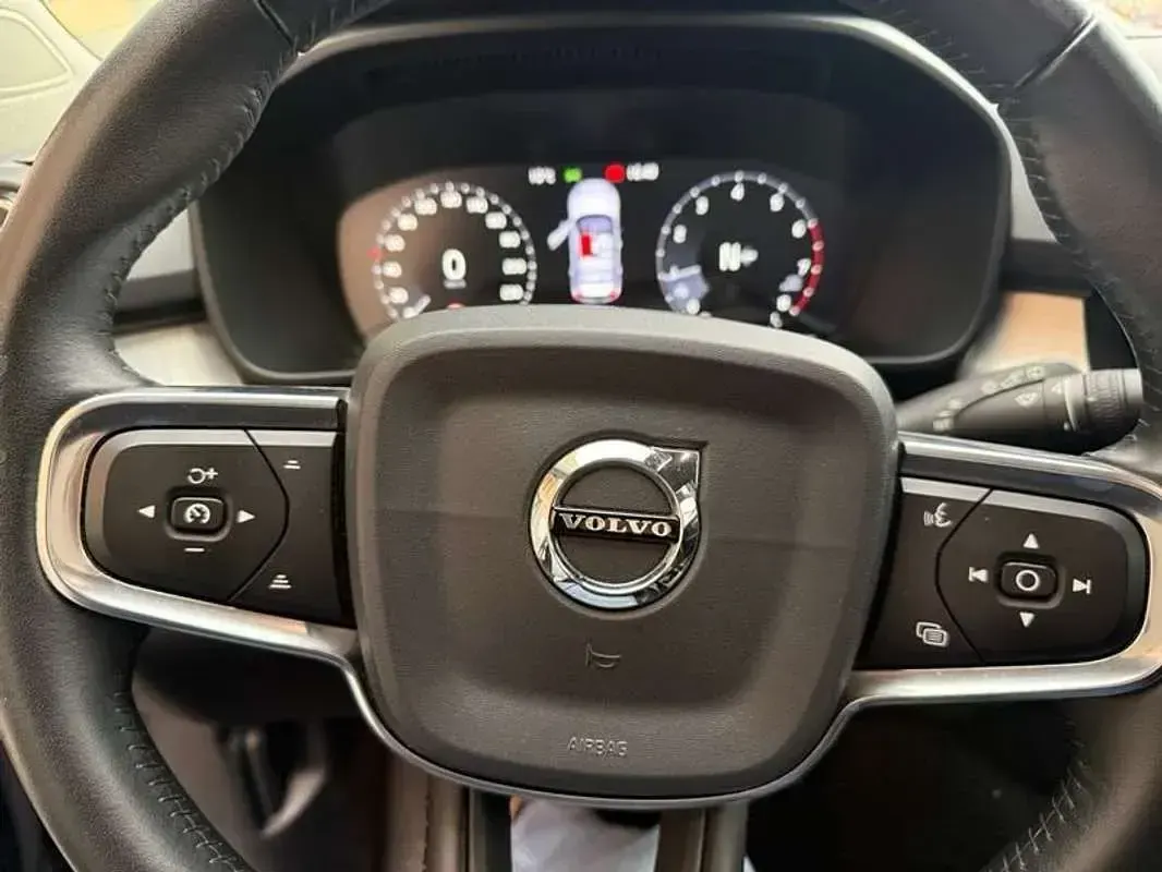 Usado Volvo XC40 Momentum 162 CV (119 kW) 2019 Negro SUV