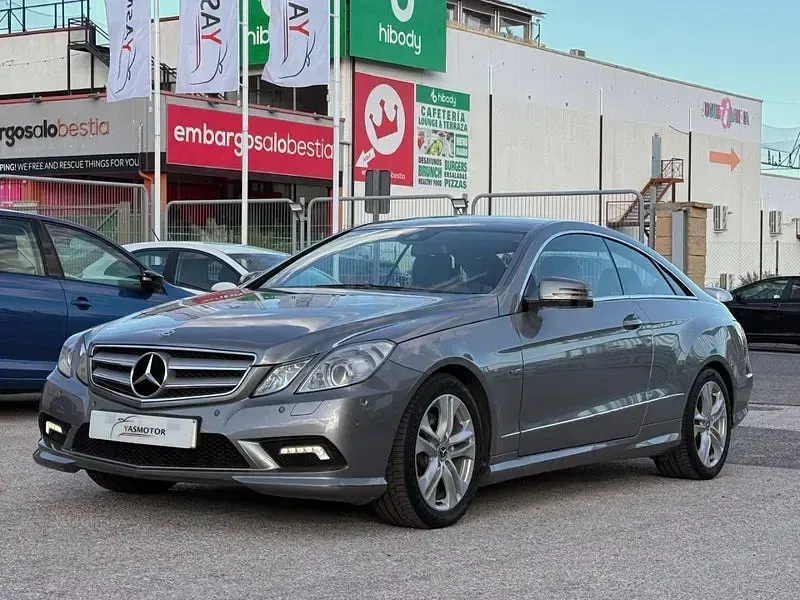 Usado Mercedes E250 Elegance 204 CV (150 kW) 2011 Gris / plata Coupe
