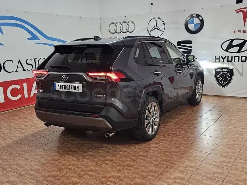 Usado Toyota RAV4 Hybrid Luxury 218 CV (160 kW) 2021 Gris / plata SUV