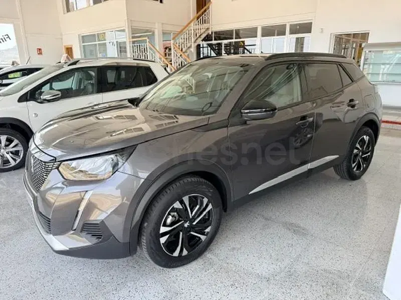 Usado Peugeot 2008 Allure 130 CV (95 kW) 2023 Gris / plata SUV
