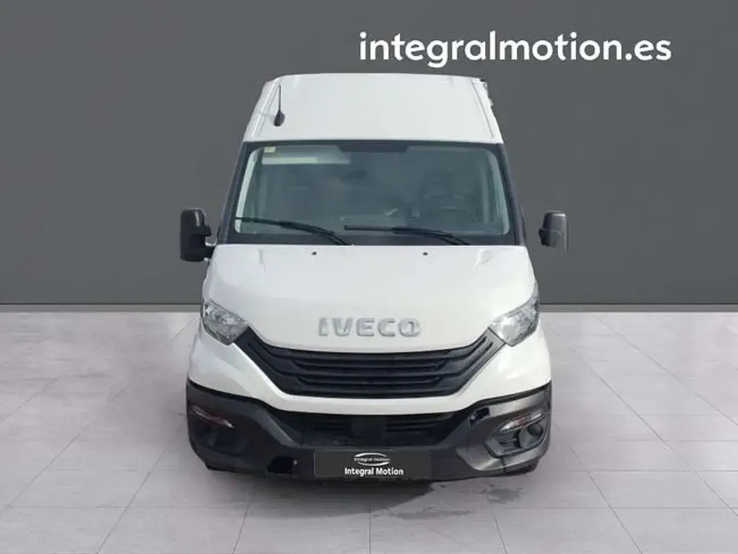 Usado Iveco Daily 156 CV (114 kW) 2023 Blanco Van