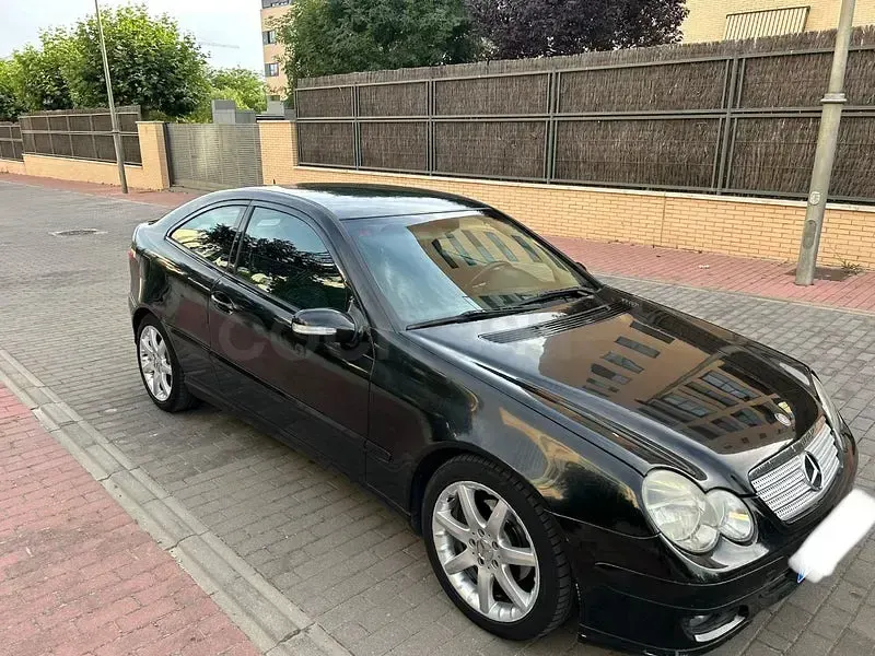Usado Mercedes C220 143 CV (105 kW) 2004 Negro Berlina