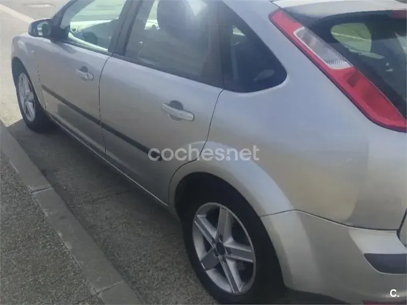 Usado Ford Focus Trend 90 CV (66 kW) 2007 Gris / plata Berlina