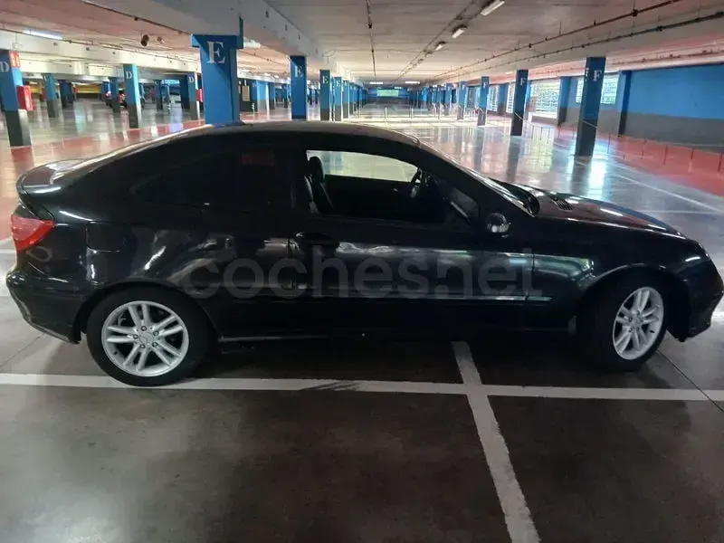 Usado Mercedes C180 129 CV (94 kW) 2001 Azul Berlina