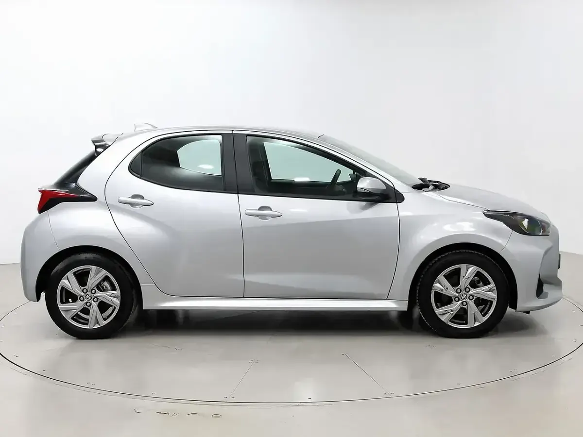 Usado Toyota Yaris Hybrid Active 116 CV (85 kW) 2024 Gris Utilitario
