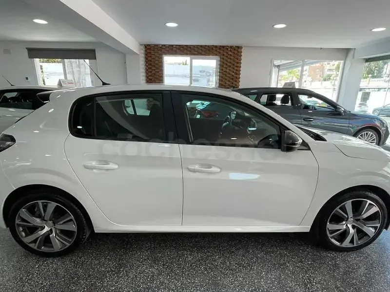 Usado Peugeot 208 Allure 100 CV (73 kW) 2023 Blanco Utilitario