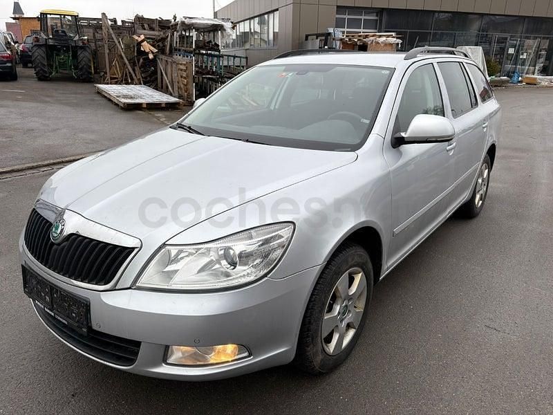 Usado Skoda Octavia Elegance 140 CV (102 kW) 2012 Gris / plata Familiar