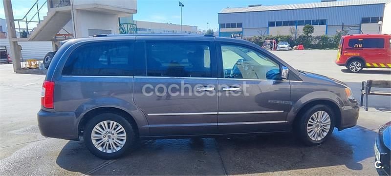 Usado Lancia Voyager Platinum 177 CV (130 kW) 2014 Gris / plata Monovolumen