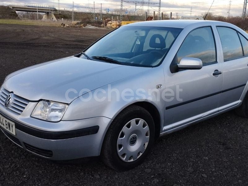 Gris / plata Usado 2002 VW Bora Trendline Berlina | 3400 € - Imagen 1/4