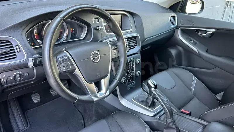 Usado Volvo V40 Momentum 120 CV (88 kW) 2018 Azul Berlina