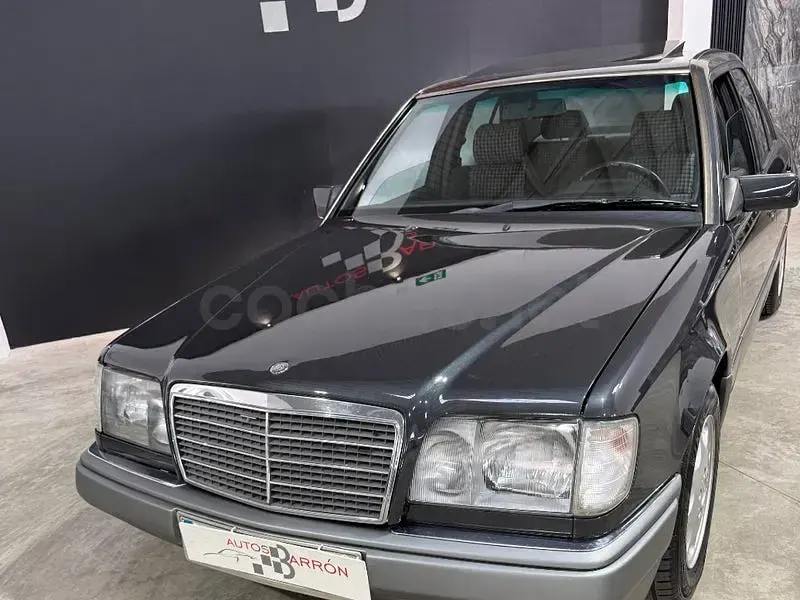 Usado Mercedes E300 136 CV (100 kW) 1993 Gris / plata Berlina