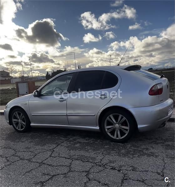 Usado Seat Leon Sport 150 CV (110 kW) 2002 Gris / plata Utilitario