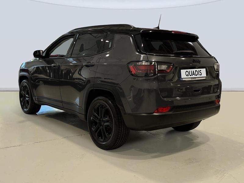 Usado Jeep Compass Night Eagle 131 CV (96 kW) 2022 Gris SUV