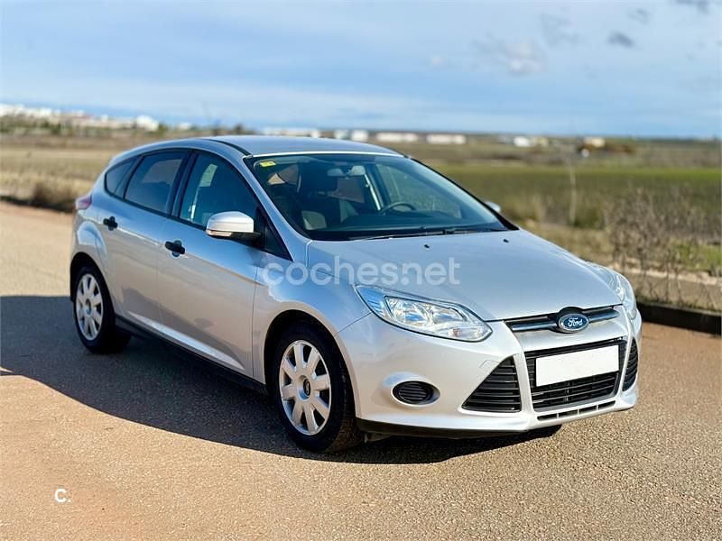 Usado Ford Focus Trend 95 CV (69 kW) 2011 Gris / plata Berlina