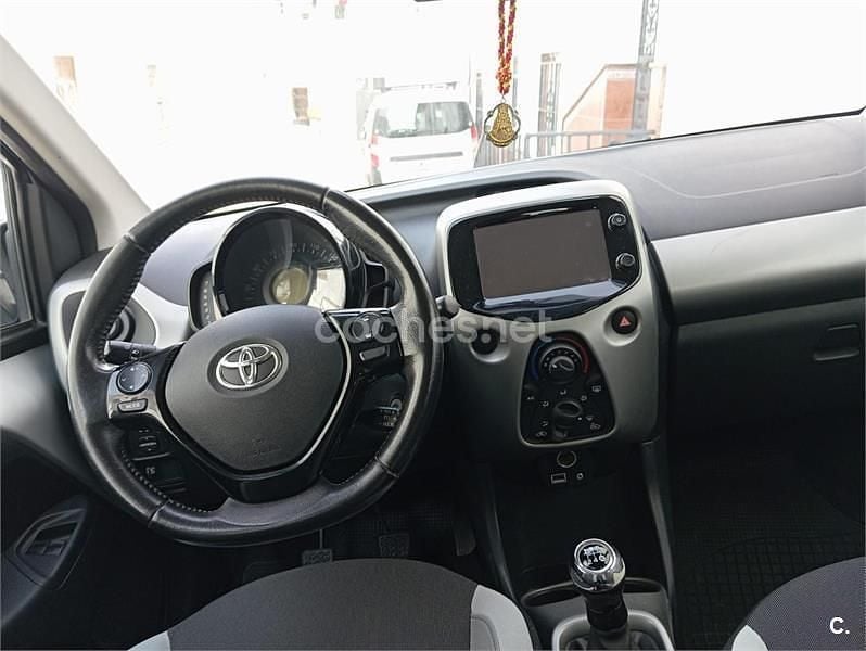 Usado Toyota Aygo X-play 69 CV (50 kW) 2016 Gris / plata Utilitario