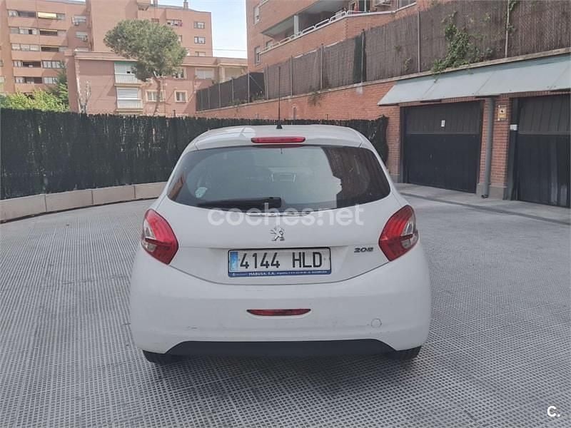 Usado Peugeot 208 Active 68 CV (50 kW) 2012 Blanco Utilitario