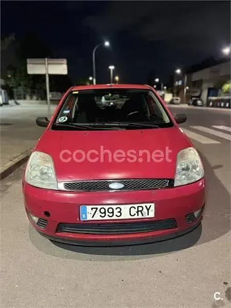 Usado Ford Fiesta Trend 80 CV (58 kW) 2004 Rojo Utilitario