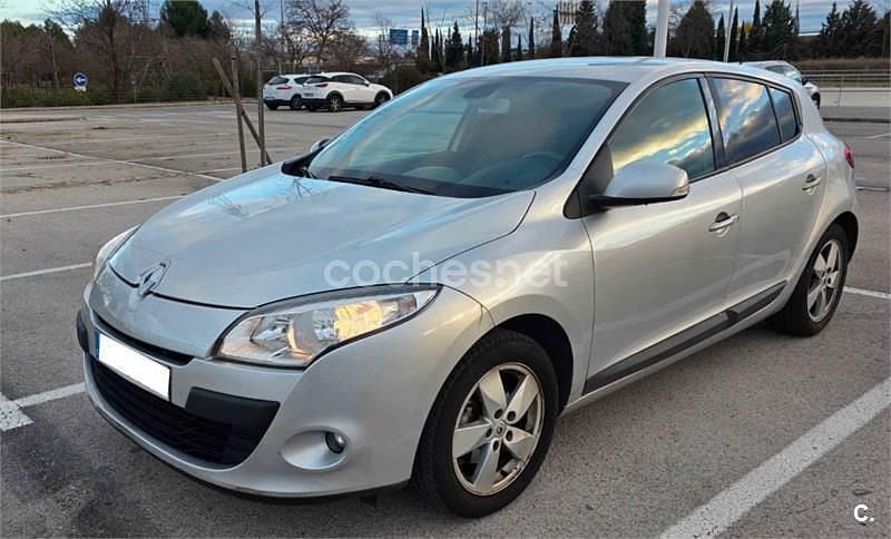Usado Renault Mégane Dynamique 110 CV (80 kW) 2010 Gris / plata Berlina