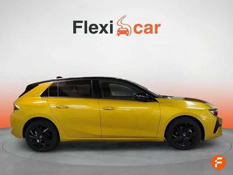 Usado Opel Astra 131 CV (96 kW) 2022 Amarillo Berlina