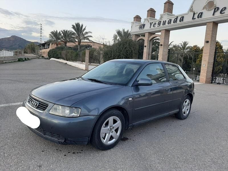 Usado Audi A3 Ambiente 131 CV (96 kW) 2001 Gris Utilitario