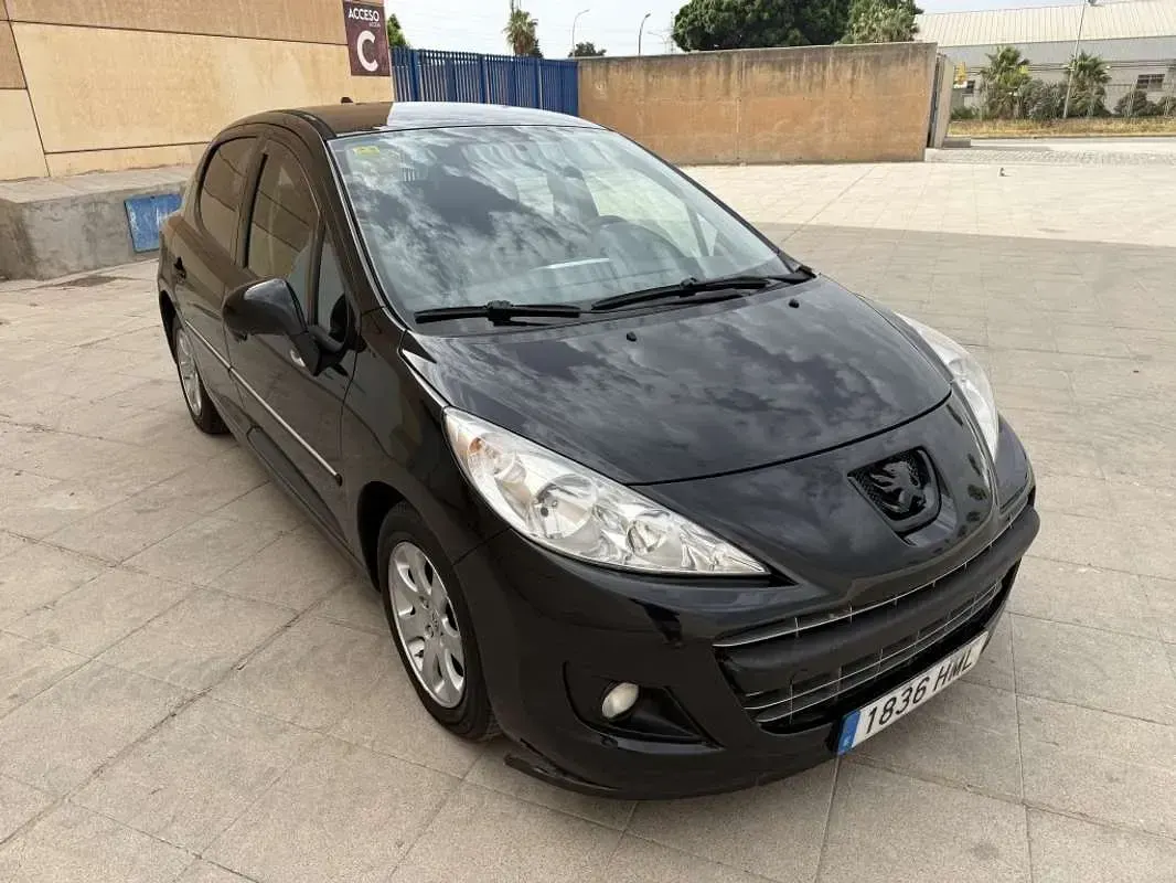 Usado Peugeot 207 Active 70 CV (51 kW) 2012 Negro Utilitario