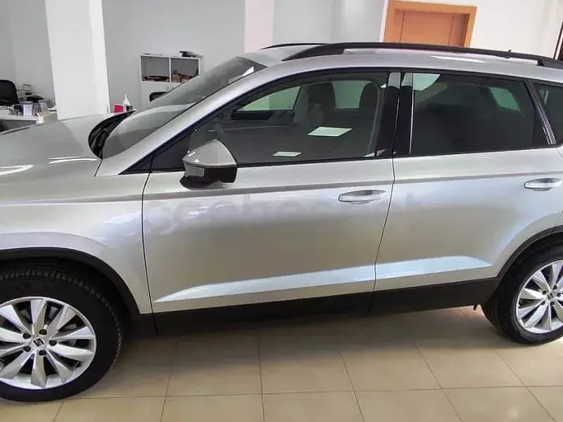 Usado Seat Ateca Style 150 CV (110 kW) 2025 Gris / plata SUV