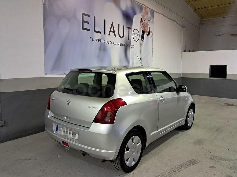 Gris / plata Usado 2007 Suzuki Swift GL Berlina | 3290 € (Buen precio) - Imagen 1/4