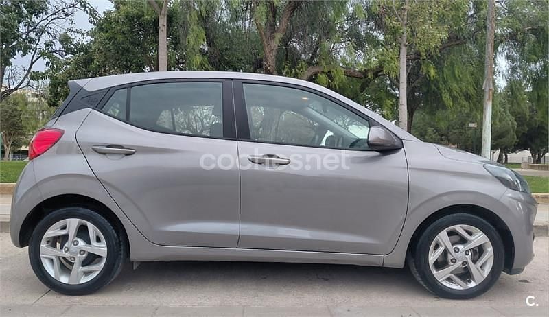 Usado Hyundai i10 67 CV (49 kW) 2022 Beige Utilitario