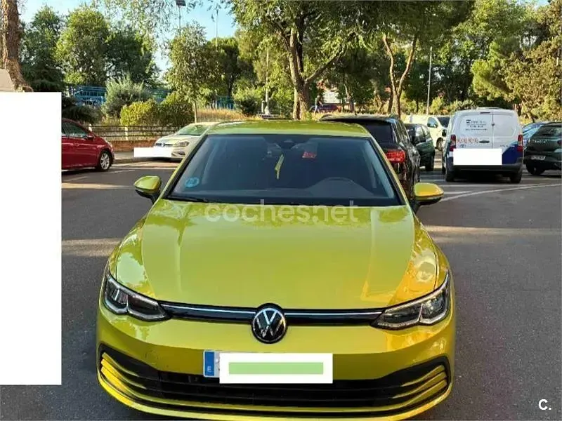 Usado VW Golf VIII Life 150 CV (110 kW) 2022 Amarillo Berlina