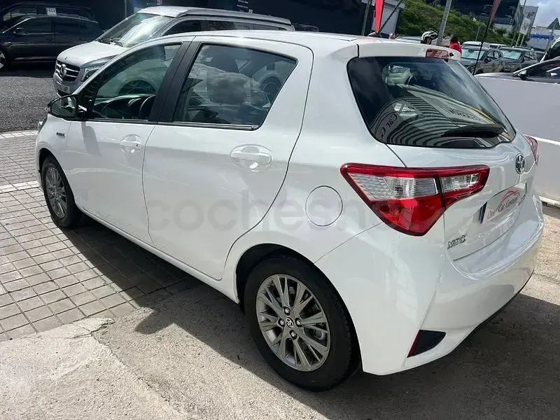 Usado Toyota Yaris Hybrid Active 100 CV (73 kW) 2020 Blanco Berlina