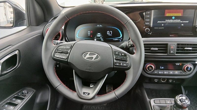 Usado Hyundai i10 N Line 79 CV (58 kW) 2025 Azul vibrante (techo negro) Utilitario