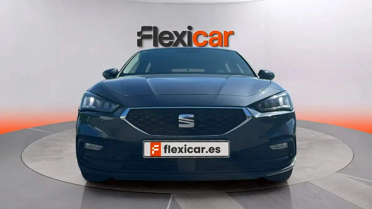 Usado Seat Leon Style 116 CV (85 kW) 2020 Gris Berlina