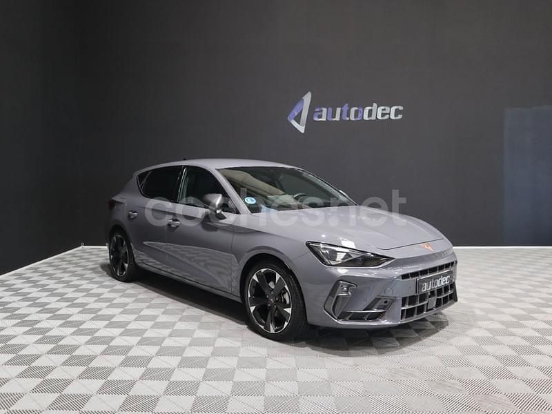 Gris / plata Usado 2025 Cupra Leon Berlina | 28.900 € (Un poco caro) - Imagen 1/4