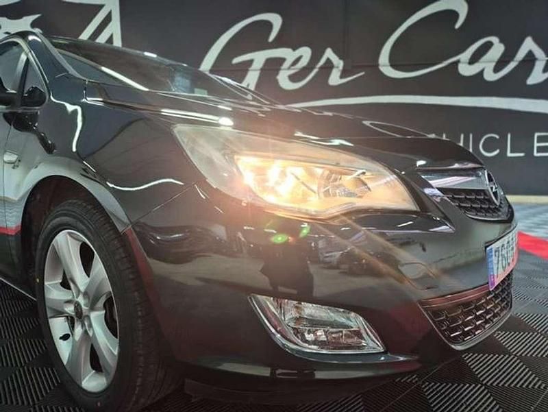 Usado Opel Astra Selective 116 CV (85 kW) 2012 Negro Utilitario