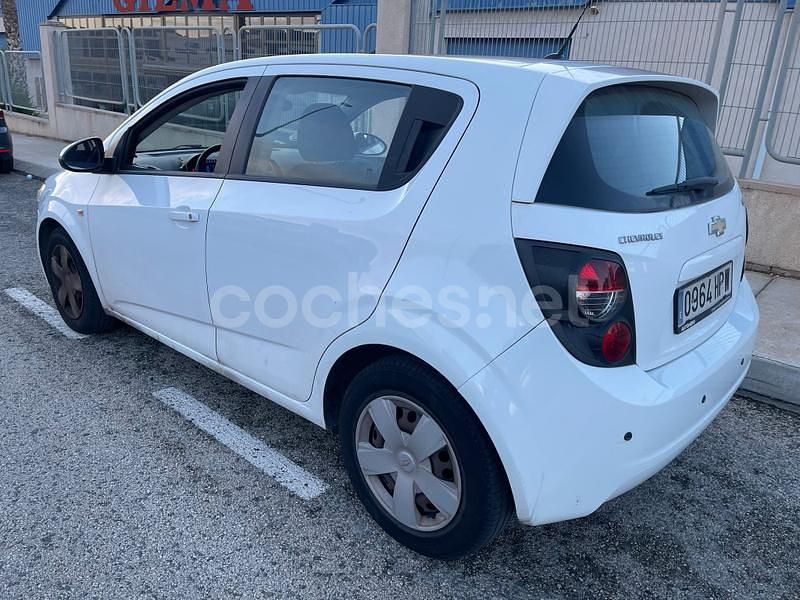 Usado Chevrolet Aveo LT 75 CV (55 kW) 2013 Blanco Berlina