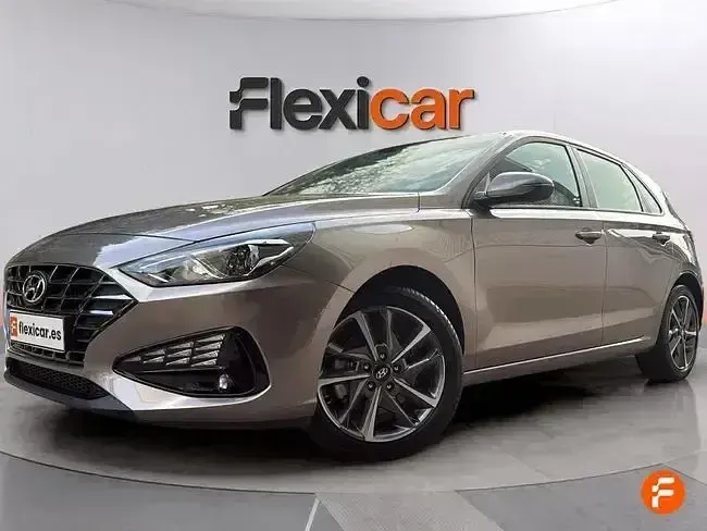 Usado Hyundai i30 110 CV (80 kW) 2023 Marrón Berlina