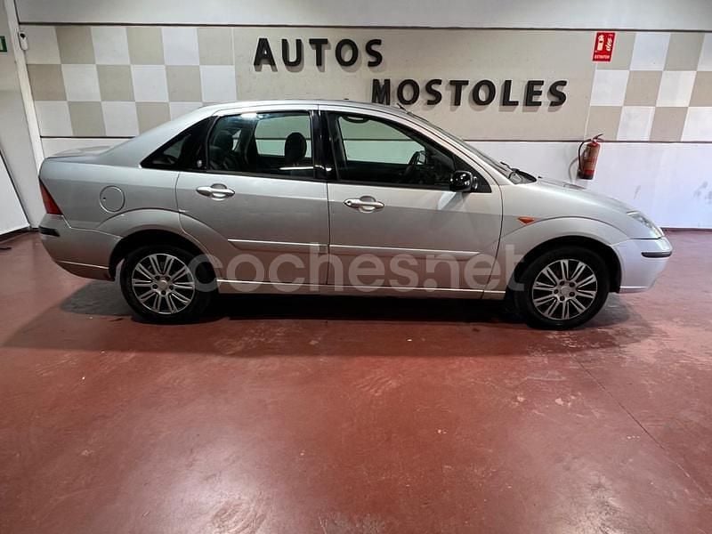 Usado Ford Focus Ghia 115 CV (84 kW) 2003 Gris / plata Berlina