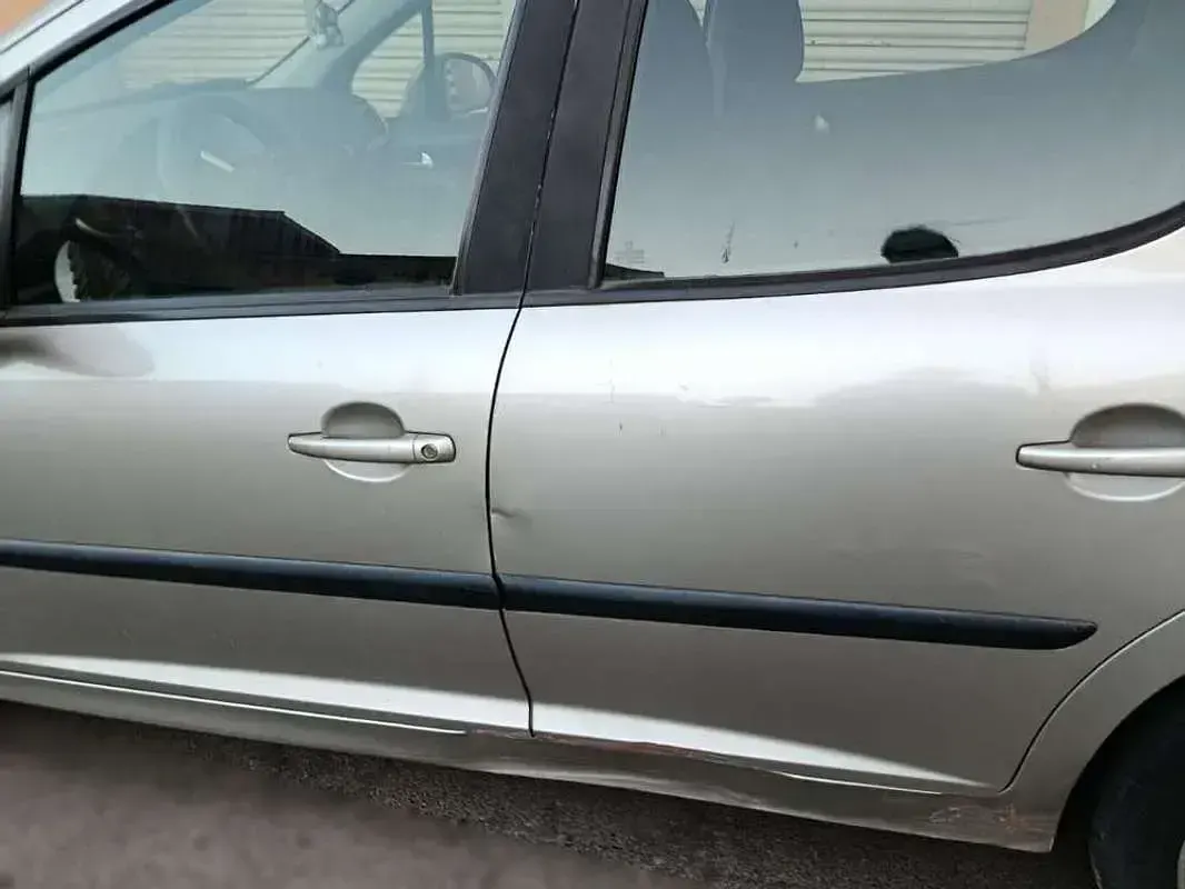 Usado Peugeot 207 73 CV (53 kW) 2008 Gris Berlina